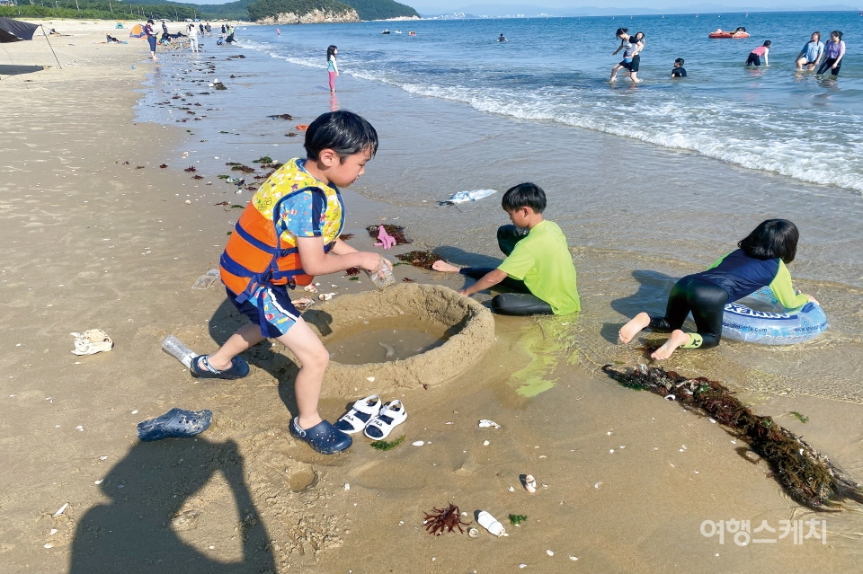 원산도 해수욕장에서 즐겁게 놀고 있는 아이들. 사진 / 김유정 객원기자