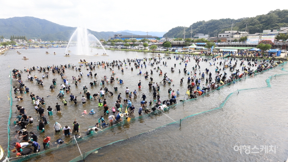 장흥 물축제는 여름을 대표하는 문화관광축제로 물놀이와 함께 휴식을 즐길 수 있는 축제다. 사진 / 장흥군청