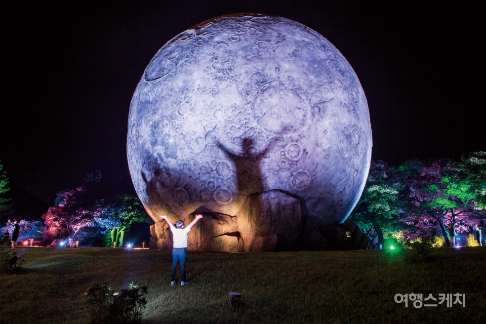 루나폴의 대표적인 포토 스폿인 거대한 달 앞에서. 사진 / 김도형 사진작가