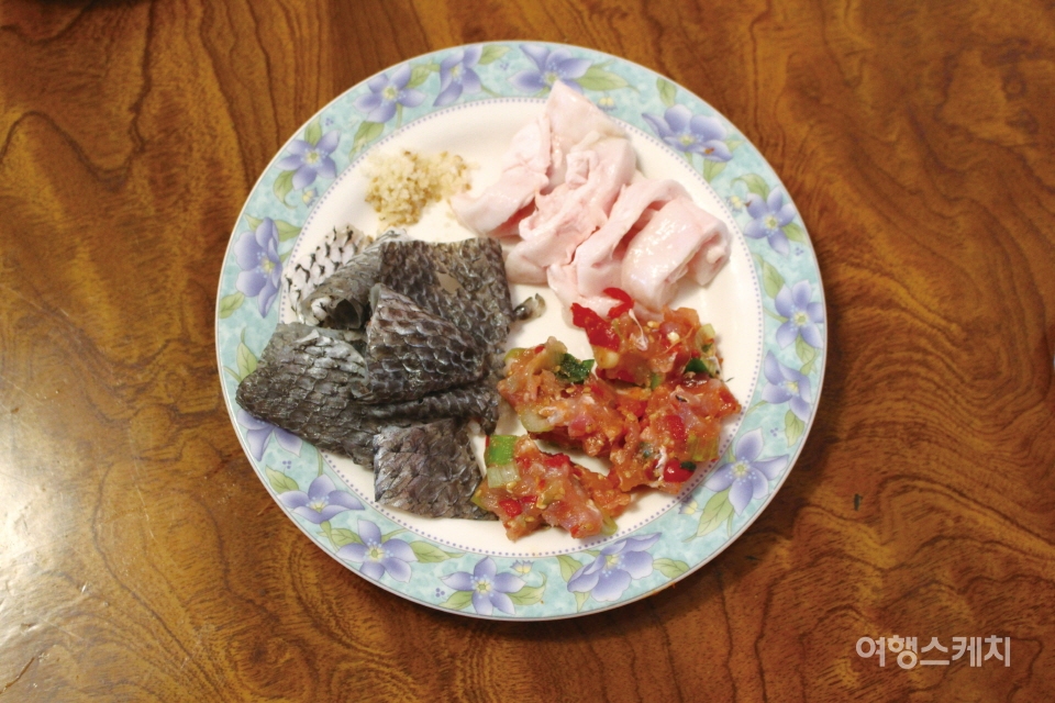 민어의 살점 가운데 가장 맛있다는 특수부위. 껍질과 부레와 뼈다짐볼. 사진 / 박상대 기자