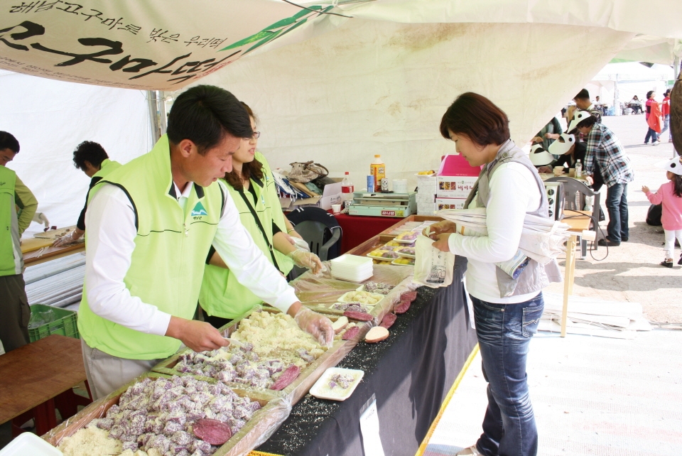 떡이나 과자 등 지역 특산품을 판매하는 부스도 있다. 사진 / 박상대 기자