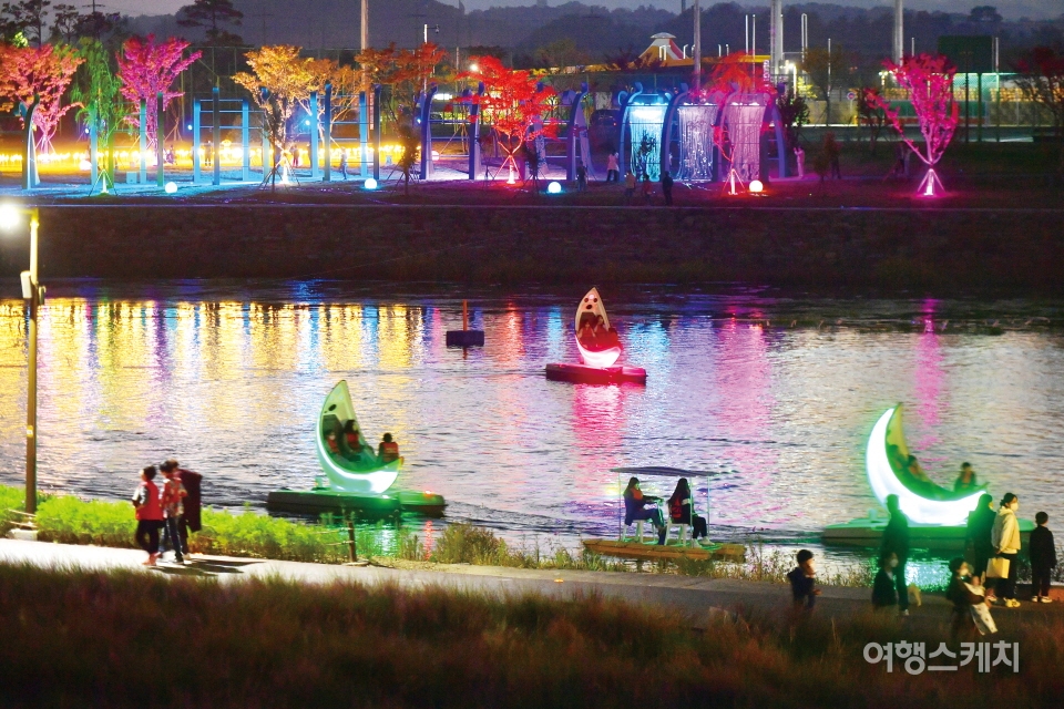 야간에도 황룡강에서 작은 보트를 타며 물놀이를 할 수 있다. 사진 / 장성군청