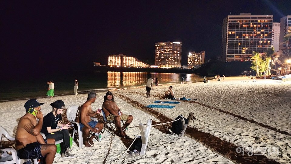 괌에서 가장 큰 투몬비치는 저녁 늦게까지 관광객들이 놀 수 있는 해변이다. 사진 / 이해열 기자