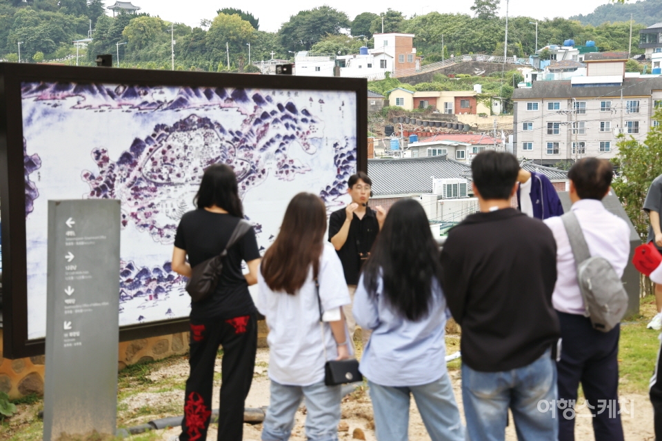 통제영에서 통영의 역사 이야기를 듣고 있는 학생들. 사진 / 김소연 여행작가
