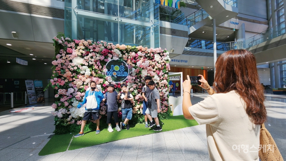 한국잡월드 방문기념으로 사진 촬영을 하고 있는 방문객들. 사진 / 이해열 기자