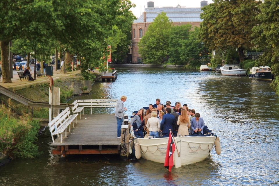 한적한 운하를 즐기는 암스테르담 사람들은 여행자에게 하나의 풍경으로 다가온다. 사진 / 송윤경 여행작가