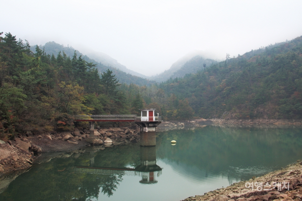 녹암마을에서 산을 오를 때 오른쪽에 저수지 대동제가 있다. 사진 / 박상대 기자