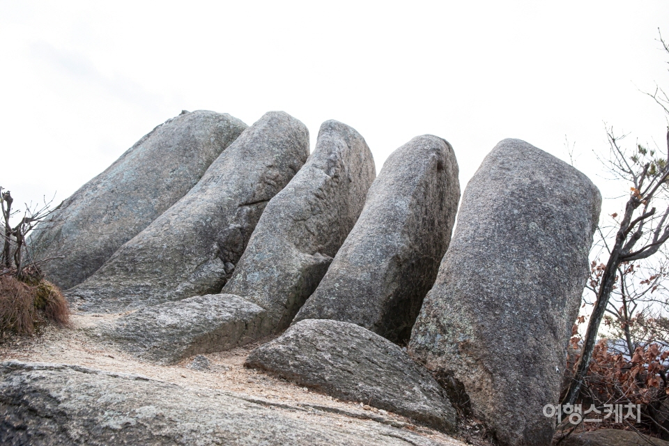 자연석이라고는 믿기 어려운 오형제바위. 사진 / 김수남 여행작가