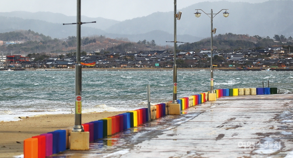 바닷가에 있는 주포한옥마을 전경. 사진 / 박상대 기자