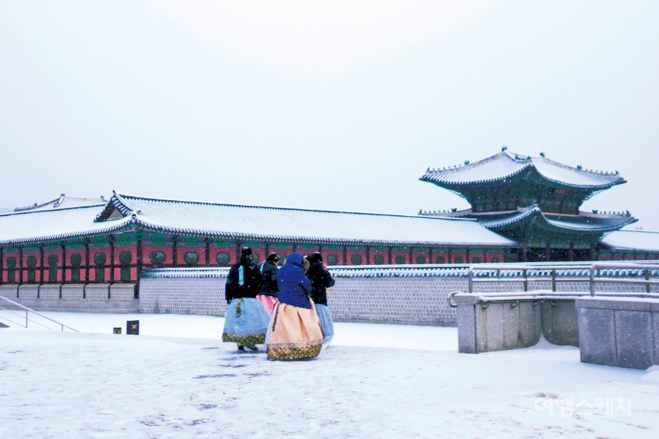 조선시대로 타임슬립한 기분을 느낄 수 있는 눈 내린 겨울날의 경복궁. 사진 / 김도형 사진작가