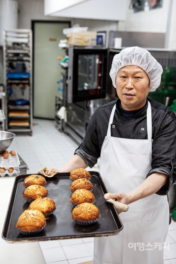 30년 내공으로 빵을 빚는 초정리제빵소. 사진 / 김수남 여행작가