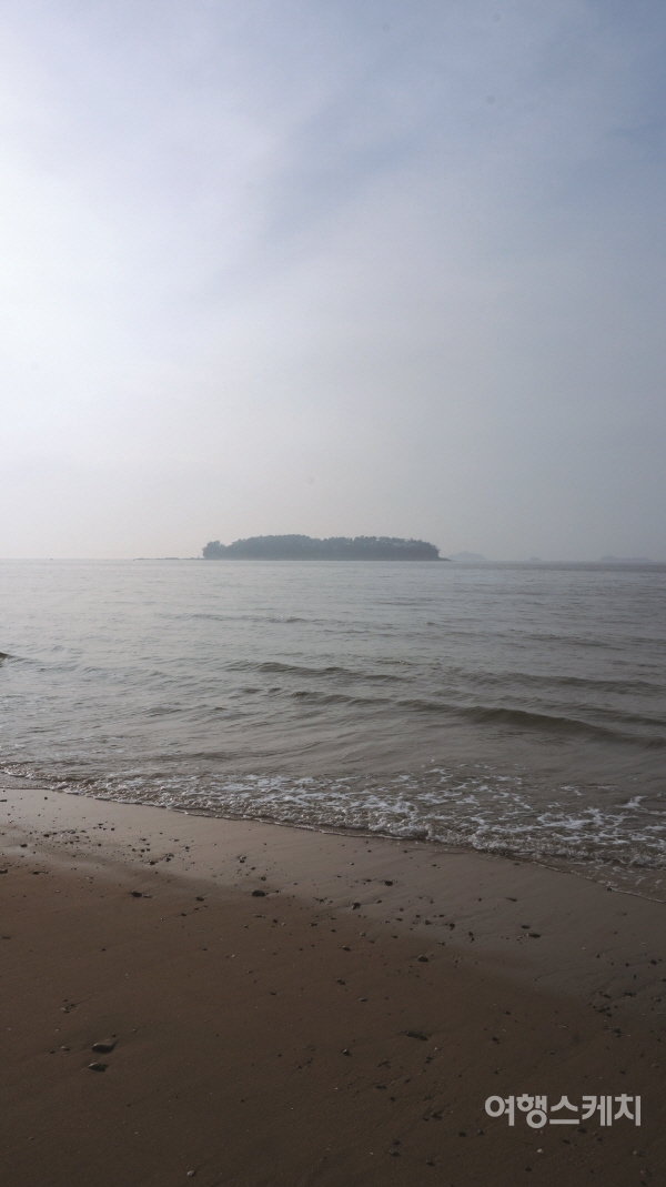 고사포해변을 걷다보면 하섬이 보인다. 사진 / 노규엽 기자